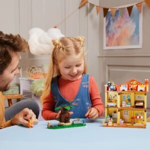 Vader en dochter spelen samen met LEGO Bluey boomhut en huis