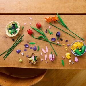 Losse LEGO bloemenonderdelen en tulpen in opbouw op houten tafel