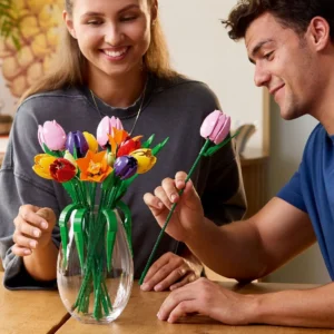 Stel bouwt samen LEGO Botanicals tulpenboeket en plaatst bloemen in vaas