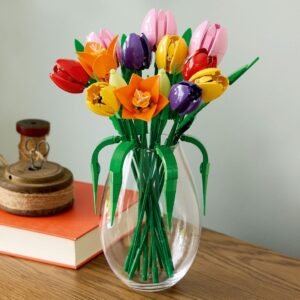 LEGO Botanicals tulpenboeket in vaas met kleurrijke bloemen op houten tafel