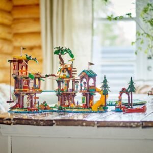 LEGO Friends Adventure Camp boomhut op houten tafel in sfeervolle woonkamer