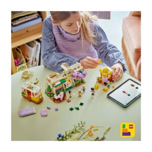 LEGO Friends bloemenwinkel en tram in opbouw met tablet erbij