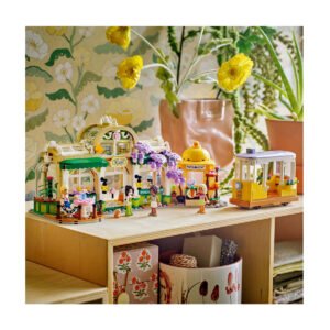 LEGO Friends café en tram als decoratief bouwwerk op plank