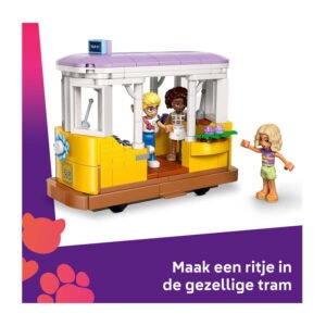 LEGO Friends gele tram met drie minifiguren op paarse achtergrond