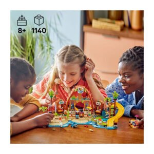 Drie kinderen spelen samen met de LEGO Friends strandset van 1140 onderdelen