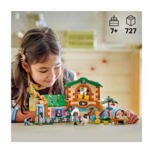 Meisje speelt met LEGO Friends paardenstal voor kinderen vanaf 7 jaar