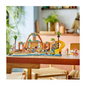 Uitgebreide LEGO Friends strandset uitgestald op tafel met tropische details