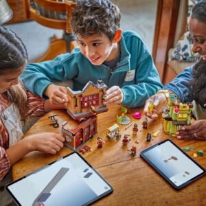 Gezin bouwt LEGO Harry Potter 76452 set met behulp van tablets