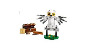 LEGO Harry Potter Hedwig uil met koffer en Ligusterlaan bord