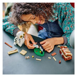 Kind bouwt LEGO Harry Potter Hedwig bij Ligusterlaan