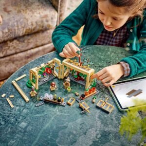Kind bouwt LEGO Harry Potter Hogwarts kas met tablet