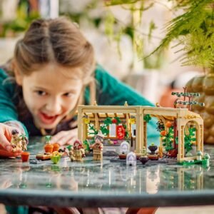 Kind speelt met LEGO Harry Potter kas en minifiguren