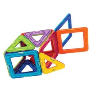 Kleurrijke Magformers driehoeken en vierkanten verbonden tot abstracte vorm