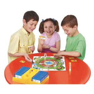 Kinderen spelen het bordspel Letterjacht samen aan een ronde tafel