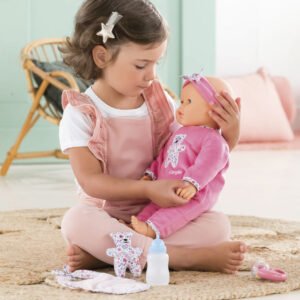 Peuter speelt liefdevol met babypop in roze pakje van Corolle