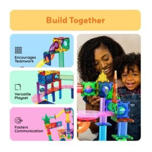 Moeder en kind bouwen samen met kleurrijke PicassoTiles knikkerbaan voor teamwork