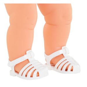 Pop met witte corolle kunststof sandalen aan, geschikt voor zomeroutfits