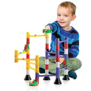 Jongen speelt met kleurrijke Quercetti knikkerbaan set