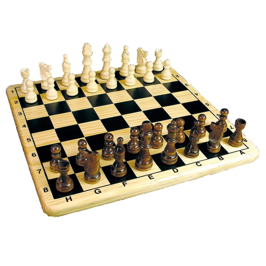 Opgesteld houten schaakbord met klassieke schaakstukken