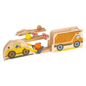 Houten knikkerbaan van Small Foot met speelgoed bouwvoertuigen in actie