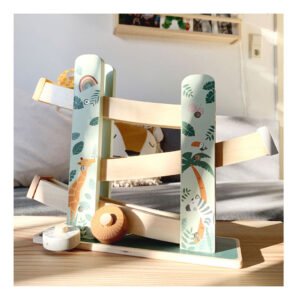 Speelse houten Small Foot knikkerbaan met jungleprints in kinderkamer setting