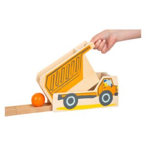 Hand kantelt houten kiepwagen om oranje knikker te lossen