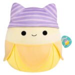 Squishmallow knuffel genaamd Junie met label zichtbaar, gele banaanvorm en paarse kattenmuts Squishmallows Knuffel Pluche - Junie the Banana - 40cm