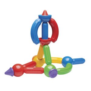 Magnetische speelgoedraket in fantasievolle opstelling