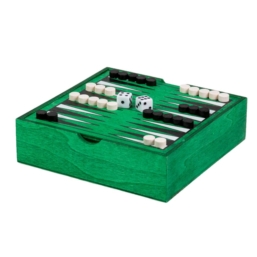 Open houten backgammonspel met zwarte en witte speelstukken en dobbelstenen Backgammon Classic