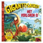 Voorkant van het kinderboek 'Gigantosaurus - Het Verloren Ei' met Rocky die een ei vasthoudt en andere dinosaurussen op de achtergrond Gigantosaurus - Het Verloren Ei