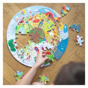 Kind legt ronde Bigjigs puzzel met kleurrijke illustraties op houten vloer