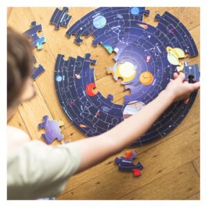 Kind speelt met educatieve puzzel van het zonnestelsel