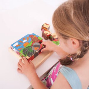 Meisje legt houten Bigjigs blokpuzzel met kleurrijke haan