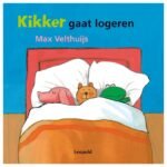 Voorkant van het prentenboek ‘Kikker gaat logeren’ met Kikker, Beertje en Varkentje in bed Kikker Gaat Logeren