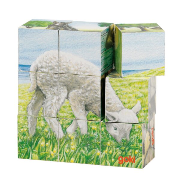 Goki houten blokpuzzel boerderij van lammetje in groene weide met blauwe lucht
