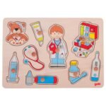 Houten dokters puzzel voor kinderen met medische accessoires en teddybeer Goki Houten Noppenpuzzel Bij de Dokter
