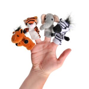 Vingerpopjes van dieren op een hand, inclusief tijger, olifant, zebra en paard van goki