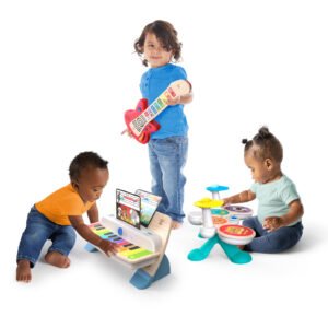 Kinderen spelen met kleurrijke muziekinstrumenten voor peuters