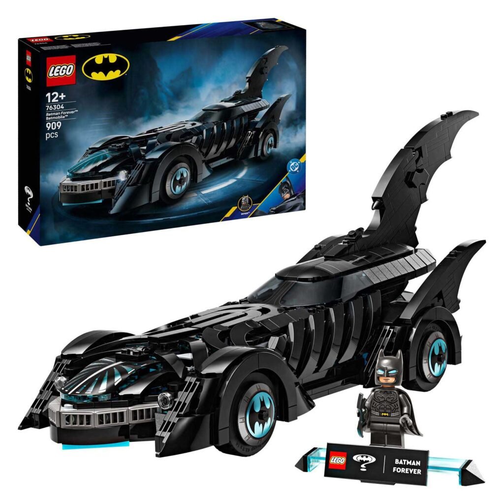 LEGO Batman 76304 Batman Forever Batmobile model met Batman minifiguur en originele doos op achtergrond