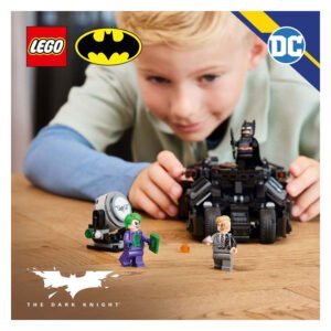 Jongen speelt met LEGO Batman, Joker en Tumbler voertuig