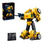 LEGO Icons 10338 Bumblebee robot naast doos en displaykaart