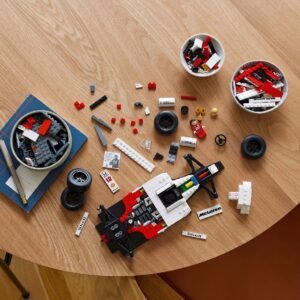 Bouwproces van LEGO McLaren set met losse onderdelen en Senna minifiguur