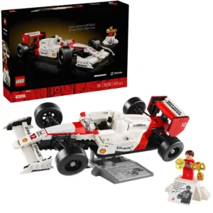 LEGO Icons 10330 McLaren F1 Ayrton Senna met verpakking en Ayrton Senna minifiguur op display