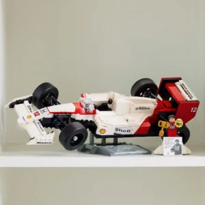Voltooide LEGO McLaren MP4/4 met trofee en Ayrton Senna minifiguur in vitrinekast