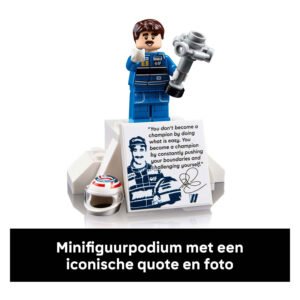 LEGO minifiguur op podium met quote van Nigel Mansell en helmdetail