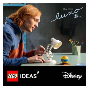 Man bewondert LEGO Ideas set van Disney Pixar Luxo Jr.
