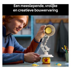 Man bouwt LEGO Luxo Jr. lamp met Pixar Bal voor creatieve ervaring
