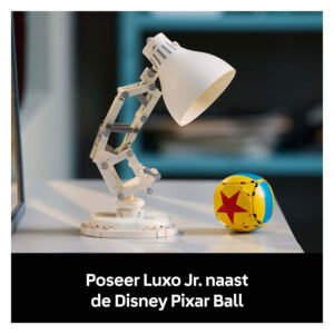 LEGO Luxo Jr. geposeerd naast Disney Pixar Bal