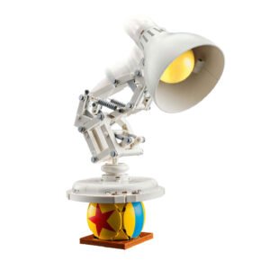 LEGO model van Luxo Jr. lamp springend op Pixar-bal