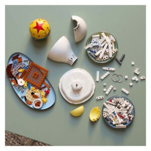 Alle LEGO onderdelen voor het bouwen van Luxo Jr. uitgespreid op tafel